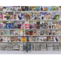 liu-bolin-hiding-new-york-no3-magazine-rack